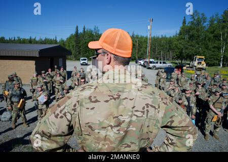 BASE CONGIUNTA ELMENDORF-RICHARDSON, Alaska -- Air National Guard Major. Allen Short, 176th Maintenance Operations Flight, consegna un briefing sulla sicurezza, 1 giugno 2022, alla base congiunta Elmendorf-Richardson ai partecipanti del 2022° incontro Generale dell'Adjutant dell'Alaska. Squadre di quattro membri del servizio hanno partecipato per tutta la settimana a una serie di test di marcature con pistole da combattimento e fucili per un posto nella squadra di marcature del Governatore Twenty. (Alaska Air National Guard foto di David Bedard) Foto Stock