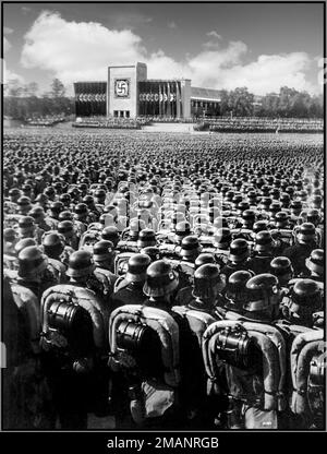 REICHSPARTEITAG RALLY nazisti ranghi massaggiati uniformi militari caschi in acciaio spettacolo di precisione di massa delle truppe SA, Waffen SS e NSKK all'attenzione, Norimberga, Germania nazista 9 novembre 1935 Foto Stock