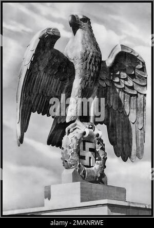 Statua dell'emblema di Swastika e dell'aquila della Germania nazista "Stadt der Reichsparteitage Nürnberg 1937 Reich festa del raduno NSDAP a Norimberga (raduni di Norimberga); il monumentale emblema nazionale sulla piattaforma d'onore nell'Arena di Luitpold. Norimberga, Germania nazista Foto Stock