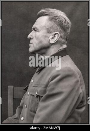 Prigioniero nazista Karl August Genzken 1945 medico nazista che ha condotto esperimenti umani su prigionieri di diversi campi di concentramento. Fu Gruppenführer della Waffen-SS e Capo dell'Ufficio medico della Waffen-SS. Genzken è stato processato come criminale di guerra nel processo dei Medici a Norimberga. Egli è sfuggito alla pena di morte ed è stato condannato all'ergastolo. Foto Stock