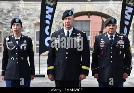 Da sinistra, comando Sgt. Maig. Chantel Sena-Diaz, Brig. Il generale Doug Lowrey e il comando Sgt. Major Jason Gusman si preparano per la cerimonia di cambio di responsabilità del 1 giugno presso la Joint base San Antonio-Fort Sam Houston, Texas. Foto Stock