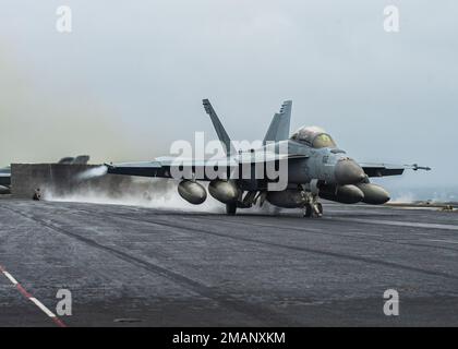 230119-N-MH015-1060 SOUTH CHINA SEA (19 gennaio 2023) un F/A-18F Super Hornet dei “Fighting Redcks” di Strike Fighter Squadron (VFA) 22 lancia dal ponte di volo della portaerei USS Nimitz (CVN 68). Nimitz è presente negli Stati Uniti nel 7th Fleet e svolge operazioni di routine. 7th Fleet è la flotta statunitense La flotta numerata più grande della Marina e interagisce e opera regolarmente con alleati e partner per preservare una regione indomorosa e libera. (STATI UNITI Foto Navy di Mass Communication Specialist 3rd Classe Joseph Calabrese) Foto Stock