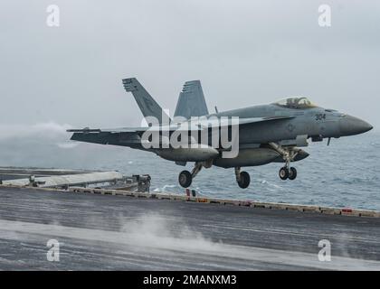 230119-N-MH015-1101 SOUTH CHINA SEA (19 gennaio 2023) un F/A-18E Super Hornet dei “Kestrels” di Strike Fighter Squadron (VFA) 137 lancia dal ponte di volo della portaerei USS Nimitz (CVN 68). Nimitz è presente negli Stati Uniti nel 7th Fleet e svolge operazioni di routine. 7th Fleet è la flotta statunitense La flotta numerata più grande della Marina e interagisce e opera regolarmente con alleati e partner per preservare una regione indomorosa e libera. (STATI UNITI Foto Navy di Mass Communication Specialist 3rd Classe Joseph Calabrese) Foto Stock