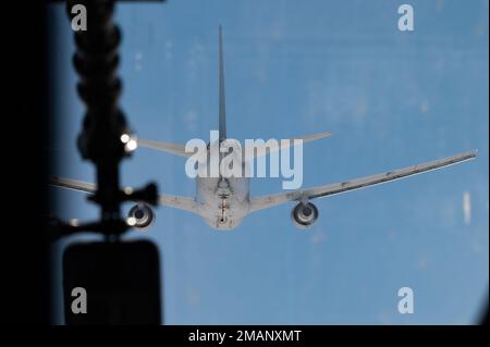 Un velivolo tiltroter CV-22 Osprey assegnato allo Squadron delle operazioni speciali 20th e un velivolo autocisterna KC-46 Pegasus assegnato allo Squadron del rifornimento aereo 349th conducono la prima operazione di rifornimento in aria mai effettuata tra i due velivoli sopra la base dell'aeronautica di Cannon, il New Mexico, 1 giugno 2022. Foto Stock