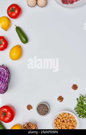 vari tipi di frutta e verdura disposti a forma di cerchio su sfondo bianco con spazio per testo o immagine Foto Stock