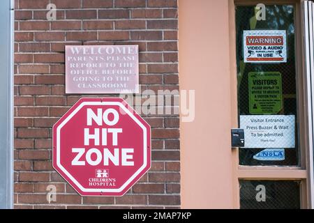 NEW ORLEANS, LA, USA - 9 DICEMBRE 2022: Segnali e buzzer relativi alla protezione dei bambini all'ingresso visitatori di St Giovanna d'Arco Scuola Foto Stock