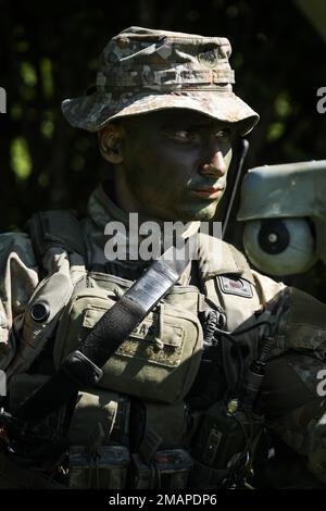 Un soldato lituano legato alla REECE/COY Company si prepara a lanciare un drone Raven durante l'esercizio Combined Resolve 17 (CBR 17) presso l'Hohenfels Training Area, Joint Multinational Readiness Center di Hohenfels, Germania, 2 giugno 2022. CBR 17 è un ente statunitense L'esercizio militare, composto da 5.600 membri del servizio, alleati e partner provenienti da più di 10 paesi, è progettato per valutare le capacità delle unità di condurre operazioni di combattimento in modo efficace in uno spazio di battaglia multidominio. Foto Stock