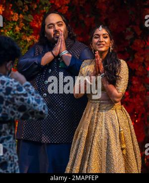 Mumbai, India. 19th Jan, 2023. MUMBAI, INDIA - 19 GENNAIO: Radhika Merchant e Anant Ambani posa per i media durante il loro impegno, ad Antilia il 19 gennaio 2023 a Mumbai, India. (Foto di Anshuman Poyrekar/Hindustan Times/Sipa USA) Credit: Sipa USA/Alamy Live News Foto Stock