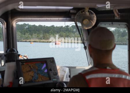 STATI UNITI Navy Petty Officer 3rd Class Briand Wright, un operatore di imbarcazioni collegato a Navy Boat Docks, sede centrale e sede centrale Squadron, Marine Corps Air Station (MCAS) Cherry Point, gestisce una barca a Hancock Creek, MCAS Cherry Point, North Carolina, 2 giugno 2022. Le pattuglie di questo tipo vengono eseguite in modo da garantire la sicurezza, la disponibilità o la risposta in caso di innalzamento delle condizioni di protezione della forza. Foto Stock