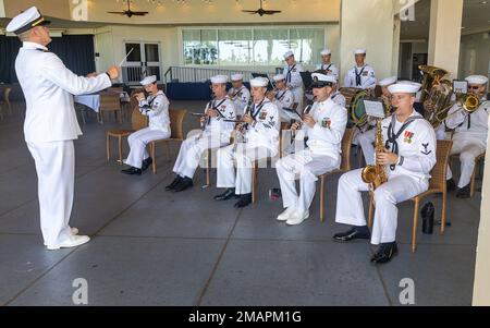 220602-N-HT014-0263 BASE COMUNE PEARL HARBOR-HICKAM (2 giugno 2022) marinai assegnati a Commander, Stati Uniti La Pacific Fleet Band si esibirà durante la cerimonia del cambio di comando del Navy Reserve Center, a Pearl Harbor presso la base comune di Pearl Harbor-Hickam. CMdR. Timothy J. Grant sollevato CMdR. JoAnn M. o’Beirne come comandante, Navy Reserve Center, Pearl Harbor, durante la cerimonia ufficiale. La missione della Riserva della Marina è fornire profondità strategica e fornire capacità operative al team e alle forze congiunte della Marina e del corpo Marino, in tempi di pace o di guerra. Foto Stock