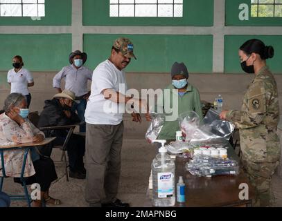 La Joint Task Force-Bravo Medical Element conduce un Global Health Engagement il 2 giugno 2022 a Portillo de la Mora, Honduras. Il team si è recato in tre diverse sedi in tre giorni curando più di 700 pazienti a Comayagua, Honduras, fornendo medicina preventiva, triage, medici generali, farmacia e cura dentale. Foto Stock