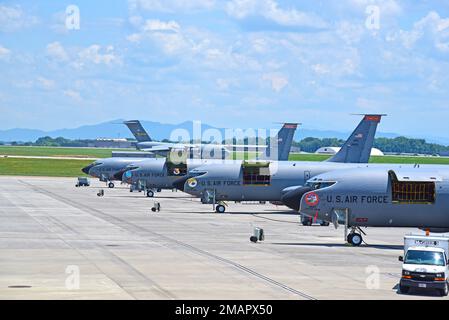 Un aereo da carico C-17 Globemaster III dalla base AF di Charleston taxi alla base ANG di McGhee Tyson, Tennessee dopo l'atterraggio. La 134th Air Refueling Wing ospita attualmente il KC-135R Stratotanker. Foto Stock