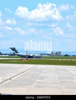 Un aereo da carico C-17 Globemaster III dalla base AF di Charleston, South Carolina, taxi alla base ANG di McGhee Tyson, Tennessee dopo l'atterraggio. La 134th Air Refueling Wing ospita il KC-135R Stratotanker Refuelling Aircraft. Foto Stock