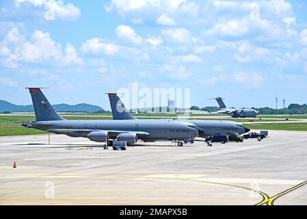 Un aereo da carico C-17 Globemaster III dalla base AF di Charleston, South Carolina, taxi alla base ANG di McGhee Tyson, Tennessee dopo l'atterraggio. La 134th Air Refueling Wing ospita il KC-135R Stratotanker Refuelling Aircraft. Foto Stock