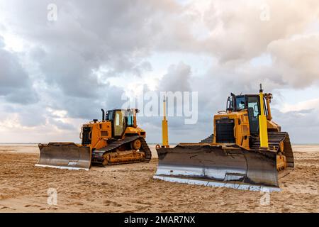 Bulldozer prepara la spiaggia di mare per la stagione Foto Stock