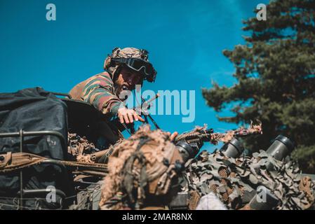 Un soldato delle forze armate belghe assegnato all'ISTAR COY raggiunge l'arma carbina M4 del suo compagno di squadra durante una reazione al contatto durante l'esercizio Combined Resolve 17 (CBR 17) presso il Joint Multinational Readiness Center di Hohenfels, in Germania, il 3 giugno 2022. CBR 17 è un ente statunitense L'esercizio militare, composto da 5.600 membri del servizio, alleati della NATO e partner di oltre 10 paesi, è stato progettato per valutare le capacità delle unità di condurre operazioni in uno spazio di battaglia multidominio. Foto Stock