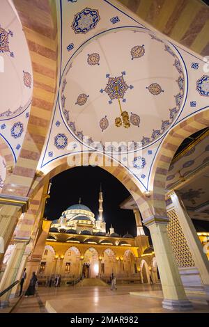 Serata nel cortile del cuore della moschea cecena. Russia Foto Stock