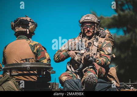 Un soldato delle forze armate belghe assegnato all'ISTAR COY osserva le forze opposte di un vettore del personale armato di Pandur durante l'esercizio Combined Resolve 17 (CBR 17) presso il Joint Multinational Readiness Center di Hohenfels, in Germania, il 3 giugno 2022. CBR 17 è un ente statunitense L'esercizio militare, composto da 5.600 membri del servizio, alleati della NATO e partner di oltre 10 paesi, è stato progettato per valutare le capacità delle unità di condurre operazioni in uno spazio di battaglia multidominio. Foto Stock