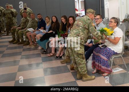 STATI UNITI La moglie del comando dell'esercito Sgt. Major Oscar Laughman, Jennifer, riceve le rose dal comando Sgt. Major Eric French alla cerimonia di cambio di responsabilità del 166th Regiment Regional Training Institute, 4 giugno 2022, a Fort Indiantown Gap, Pa. Le rose gialle sono date alla moglie del capo arruolato entrante come simbolo di benvenuto e di nuovi inizi con il reggimento. Foto Stock