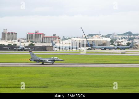 NEGLI STATI UNITI Air Force F-16 Fighting Falcon assegnato al 14th Fighter Squadron presso la base aerea di Misawa decollo alla base aerea di Kadena, Giappone, 3 giugno 2022. Garantire la prontezza e la letalità sono essenziali per generare una deterrenza credibile in un ambiente di sicurezza sempre più complesso e altamente impegnativo. Foto Stock