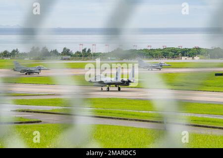 NEGLI STATI UNITI Air Force F-16 Fighting Falcon assegnato al 14th Fighter Squadron alla Misawa Air base decollo dalla pista alla Kadena Air base, Giappone, 3 giugno 2022. Garantire la prontezza e la letalità sono essenziali per generare una deterrenza credibile in un ambiente di sicurezza sempre più complesso e altamente impegnativo. Foto Stock