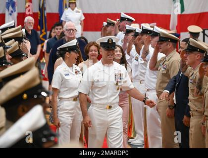 220603-N-UJ449-1402 STAZIONE AERONAVALE SIGONELLA, Italia (03 giugno 2022) — Maestro di comando Albert Wood (ret.) E la famiglia, camminando attraverso i capi pasticcio come uscire dalla sua cerimonia di pensionamento su NAS Sigonella, 03 giugno 2022. La posizione strategica di NAS Sigonella consente alle forze nazionali statunitensi, alleate e partner di implementare e rispondere come richiesto, garantendo sicurezza e stabilità in Europa, Africa e comando centrale. Foto Stock