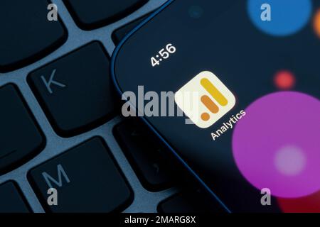 L'app Google Analytics viene visualizzata su un iPhone. Google Analytics è un servizio che traccia e segnala il traffico dei siti Web, come parte di Google Marketing Platform. Foto Stock