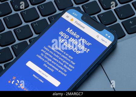 La pagina Web di Google Firebase viene visualizzata su un iPhone. Firebase è una piattaforma di sviluppo di app che aiuta gli utenti a creare e far crescere app e giochi. Foto Stock