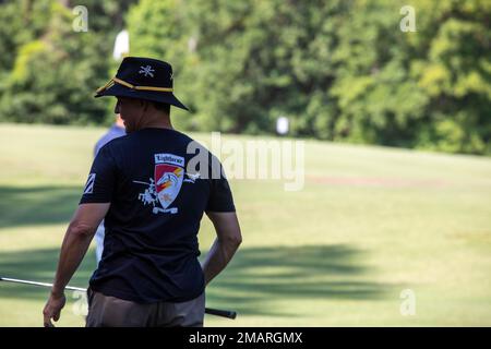 Il comando Sgt. Major Edgard Gonzalez, il 3rd Squadron, 17th Cavallry Regiment, 3rd Combat Aviation Brigade, 3rd Fanteria Division Command sergeant Major, si prepara per il suo prossimo tiro durante la gara di golf Marne Air Week tenutasi al campo da golf Hunter Army Airfield, 3 giugno 2022. Marne Air Week offre un'eccellente opportunità per i soldati attuali ed ex di riunirsi per costruire cameratismo e morale. Foto Stock