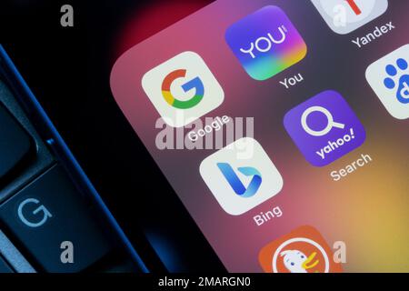 App per motori di ricerca assortite, tra cui Google, You.com e Bing, sono disponibili su iPhone. Microsoft prevede di utilizzare ChatGPT a Bing e You.com ha lanciato... Foto Stock