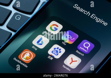 App per motori di ricerca assortite, tra cui Google, You.com e Bing, sono disponibili su iPhone. Microsoft prevede di utilizzare ChatGPT a Bing e You.com ha lanciato... Foto Stock