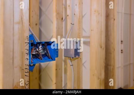 Durante l'incorniciatura di costruzione residenziale una casa di telaio di legno non finita è stata installata cablaggio elettrico di base Foto Stock