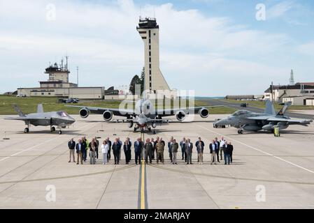 Col. Leslie Hauck, Center, 52nd Comandante dell'ala combattente, si pone con i visitatori, tra cui diversi ambasciatori dai paesi NATO alla base aerea di Spangdahlem, Germania, 3 giugno 2022. La NATO promuove i valori democratici e la diplomazia; e consente ai membri di consultare e cooperare su questioni legate alla difesa e alla sicurezza, di creare fiducia e, in ultima analisi, di prevenire i conflitti. Foto Stock