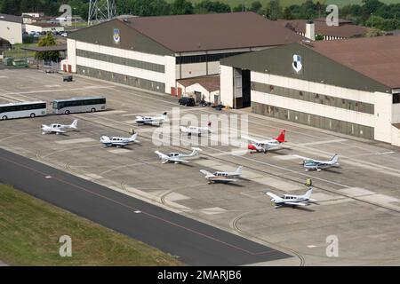 Velivoli per aviazione generale sono esposti alla base aerea di Spangdahlem, Germania, 3 giugno 2022. L'aereo, pilotato da membri della Camera di Commercio americana in Lussemburgo e dalle loro affiliate, ha volato a Spangdahlem ambasciatori provenienti da diversi paesi della NATO e rappresentanti del Ministero della Difesa lussemburghese per brevi sessioni missionarie e una visita con la leadership di base. Foto Stock