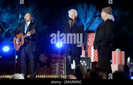 19 gennaio 2023 - David Crosby, cantante, cantautore e chitarrista e membro dei Byrds and Crosby, Stills & Nash, è morto all'età di 81 anni dopo una lunga malattia. File Foto: Crosby, Stills & Nash esibirsi dal palco durante la cerimonia nazionale di illuminazione albero di Natale sul Ellipse sud della Casa Bianca 3 dicembre 2015 a Washington, DC. L'illuminazione dell'albero è una tradizione annuale frequentata dal presidente e dalla prima famiglia. (Credit Image: © Olivier Douliery/AdMedia via ZUMA Press Wire) SOLO PER USO EDITORIALE! Non per USO commerciale! Foto Stock