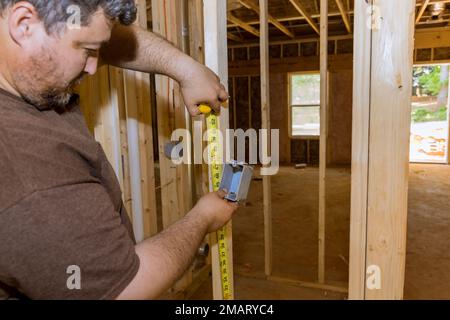 Scatole per prese elettriche all'interno della costruzione nuova residenziale di incorniciatura di un telaio in legno non finito Foto Stock