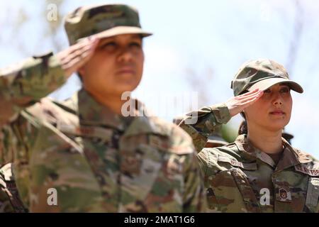 Gli airmen salutano come l'inno nazionale è giocato durante una cerimonia di Women Veterans Day tenuta dalla 129th Rescue Wing, California Air National Guard, 3 giugno 2022, alla base della Guardia Nazionale aerea di Moffett vicino a Mountain View, California. La cerimonia ha evidenziato i contributi delle donne al servizio militare ed è stata seguita da un workshop di networking e sviluppo per i membri del servizio femminile dell’ala. Foto Stock