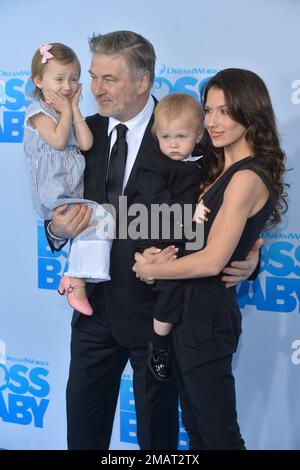 Carmen Gabriela Baldwin, Alec Baldwin, Leonardo Angel Charles Baldwin e Hilaria Baldwin partecipano alla Premiere 'The Boss Baby' di New York all'AMC Loews Lincol Foto Stock