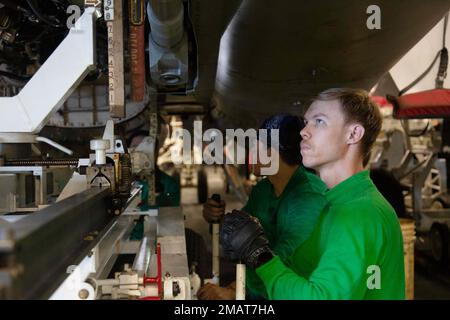 MARE DELLE FILIPPINE (4 giugno 2022) Aviation Machinist’s Mate 3rd Class Zachary Wilkinson, di Lockwood, California, si prepara a rimuovere un motore a reazione a bordo della portaerei di classe Nimitz USS Abraham Lincoln (CVN 72). Abraham Lincoln Strike Group è in fase di implementazione pianificata nell'area delle operazioni della flotta 7th degli Stati Uniti per migliorare l'interoperabilità attraverso alleanze e partnership e al tempo stesso fungere da forza di risposta pronta a sostegno di una regione indomPacifico libera e aperta. Foto Stock