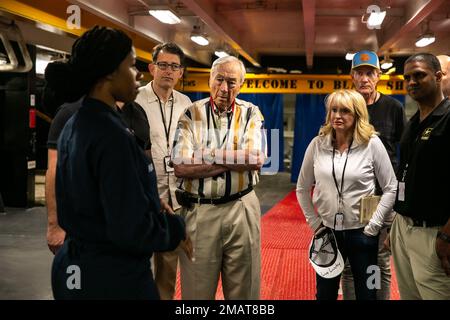 220604-N-TW177-1016 OCEANO ATLANTICO (4 giugno 2022) John Dalton, ex Segretario della Marina, al centro, e gli ospiti visitano la portaerei USS George H. W. Bush (CVN 77), durante una visita alla nave. Giugno 4, 2022. The George H.W. Bush Carrier Strike Group (CSG) sta completando un esercizio di certificazione per aumentare l'interoperabilità e la capacità di combattimento degli Stati Uniti e degli alleati prima di una futura implementazione. The George H.W. Bush CSG è un sistema integrato di armi da combattimento che offre una capacità di combattimento superiore per scoraggiare e, se necessario, sconfiggere gli avversari americani a sostegno della securit nazionale Foto Stock