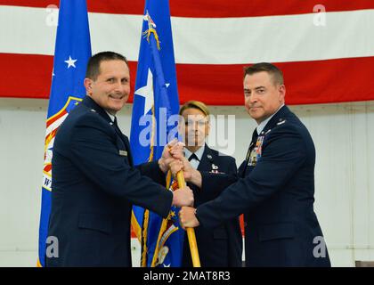 Il col. Shawn E. Holtz (a destra), ex comandante 110th Wing, passa il guidon Wing a Brig. Teff (a sinistra), assistente generale della Guardia Nazionale dell'aria del Michigan, durante una cerimonia di cambio di comando dell'ala del 110th presso la base della Guardia Nazionale dell'aria di Battle Creek, Michigan, 4 giugno 2022. Il col. Daniel J. Kramer II assunse il comando dell'ala da Holtz. Foto Stock