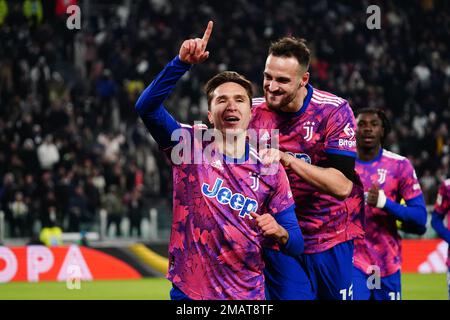 Federico Chiesa (Juventus FC) celebra il suo gol con Federico Gatti (Juventus FC) durante la Coppa Italia, gara di 8 partita di calcio tra Juventus FC e AC Monza il 19 gennaio 2023 allo Stadio Allianz di Torino - Foto Morgese-Rossini / DPPI Credit: DPPI Media/Alamy Live News Foto Stock