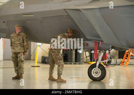 Il 149th Fighter Squadron, Virginia Air National Guard, dà il benvenuto al Lt. Colón Lawrence Dietrich come nuovo comandante durante una cerimonia di cambio di comando del 4 giugno 2020, alla base congiunta Langley-Eustis, Virginia. Dietrich prese il comando dell'unità da William J. Shnowske che era stato comandante dal 8 agosto 2020. Foto Stock