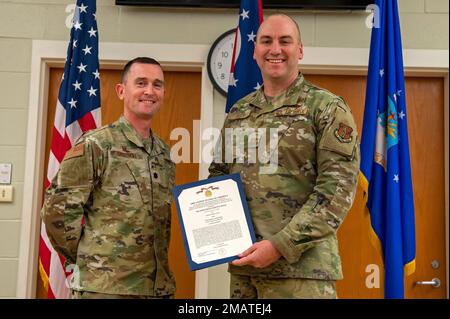 La 121st Air Refuging Wing organizza una cerimonia di ritiro per il Capt. James Felty, 121st Air Refuging Wing Force Support Squadron, presso la Rickenbacker Air National Guard base, Ohio, 4 giugno 2022. Felty si ritirò dopo 22 anni di servizio alla nazione. Foto Stock