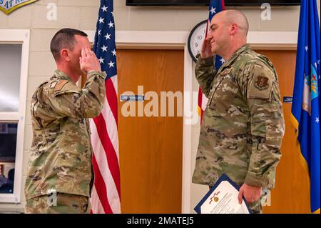 La 121st Air Refuging Wing organizza una cerimonia di ritiro per il Capt. James Felty, 121st Air Refuging Wing Force Support Squadron, presso la Rickenbacker Air National Guard base, Ohio, 4 giugno 2022. Felty si ritirò dopo 22 anni di servizio alla nazione. Foto Stock