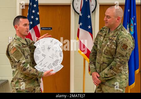 La 121st Air Refuging Wing organizza una cerimonia di ritiro per il Capt. James Felty, 121st Air Refuging Wing Force Support Squadron, presso la Rickenbacker Air National Guard base, Ohio, 4 giugno 2022. Felty si ritirò dopo 22 anni di servizio alla nazione. Foto Stock