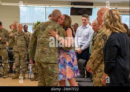 La 121st Air Refuging Wing organizza una cerimonia di ritiro per il Capt. James Felty, 121st Air Refuging Wing Force Support Squadron, presso la Rickenbacker Air National Guard base, Ohio, 4 giugno 2022. Felty si ritirò dopo 22 anni di servizio alla nazione. Foto Stock