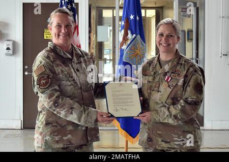 Farrah Schluter, 301st Fighter Wing Logistics Readiness Squadron Commander, e Capo Master Sgt. Angela Rooney, 301 FW LRS senior arruolato leader, tenere il certificato di apprezzamento di Rooney firmato da ex Stati Uniti Presidente, George W. Bush presso la base della Joint Reserve base della Naval Air Station Fort Worth, Texas, il 4 giugno 2022. Il presidente Bush ha ringraziato Rooney per i suoi 25 anni di servizio militare. Foto Stock