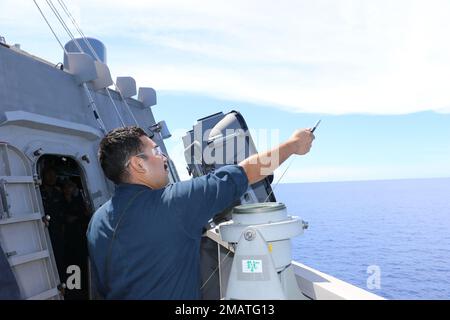 220604-N-EU544-9556 SOUTH CHINA SEA (4 giugno 2022) il compagno di Gunner Seaman Jonathan Soriano, di Santa Ana, California, pratica di sparare a matita a bordo della nave litoranea da combattimento USS Jackson (LCS 6). Jackson, parte di Destroyer Squadron (DESRON) 7, è su un dispiegamento rotazionale, che opera nell'area delle operazioni della flotta degli Stati Uniti 7th per migliorare l'interoperabilità con i partner e servire come una forza di risposta pronta a sostegno di una regione indomPacifico libera e aperta. Foto Stock