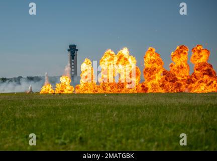 I display pirotecnici simulano una bomba velivolo A-10C Thunderbolt II eseguita presso la base della Guardia Nazionale aerea di Fort Wayne, Indiana, il 4 giugno 2022. Firewalkers International effetti pirotecnici, insieme ai membri della 122nd Fighter Wing, Indiana Air National Guard, ha lavorato insieme per simulare il salvataggio di un aviatore abbattuto durante una dimostrazione Combat Search & Rescue (CSR) durante il Fort Wayne Air Show 2022. Foto Stock